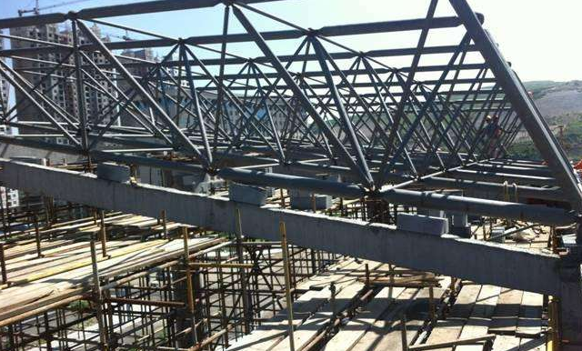 白城简述网架公司的黑色压型钢板的吊装步履